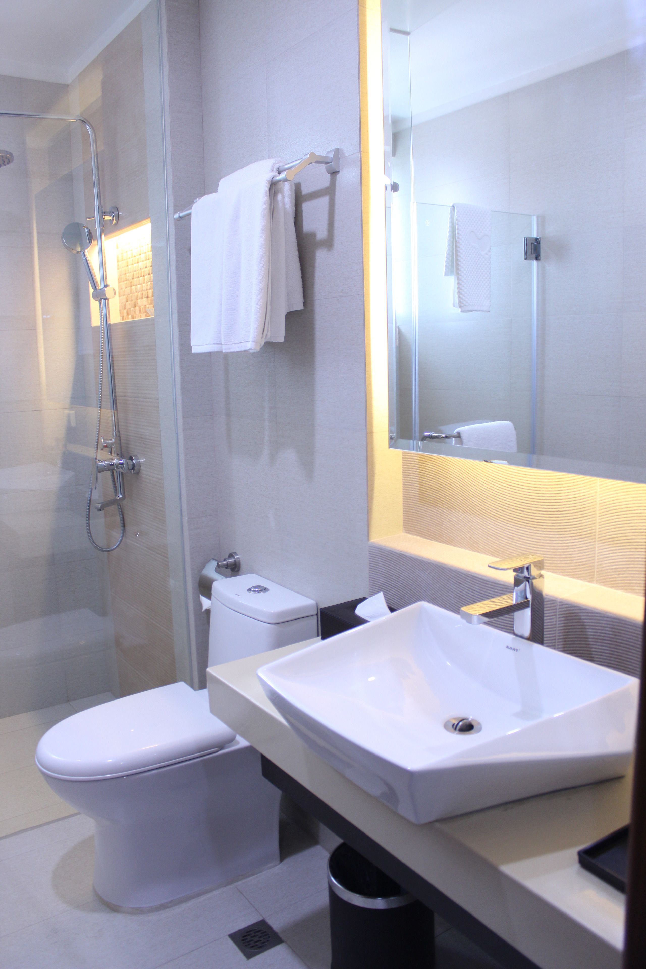 deluxe corner room | bathroom | shower, free toiletries, hair dryer, slippers
