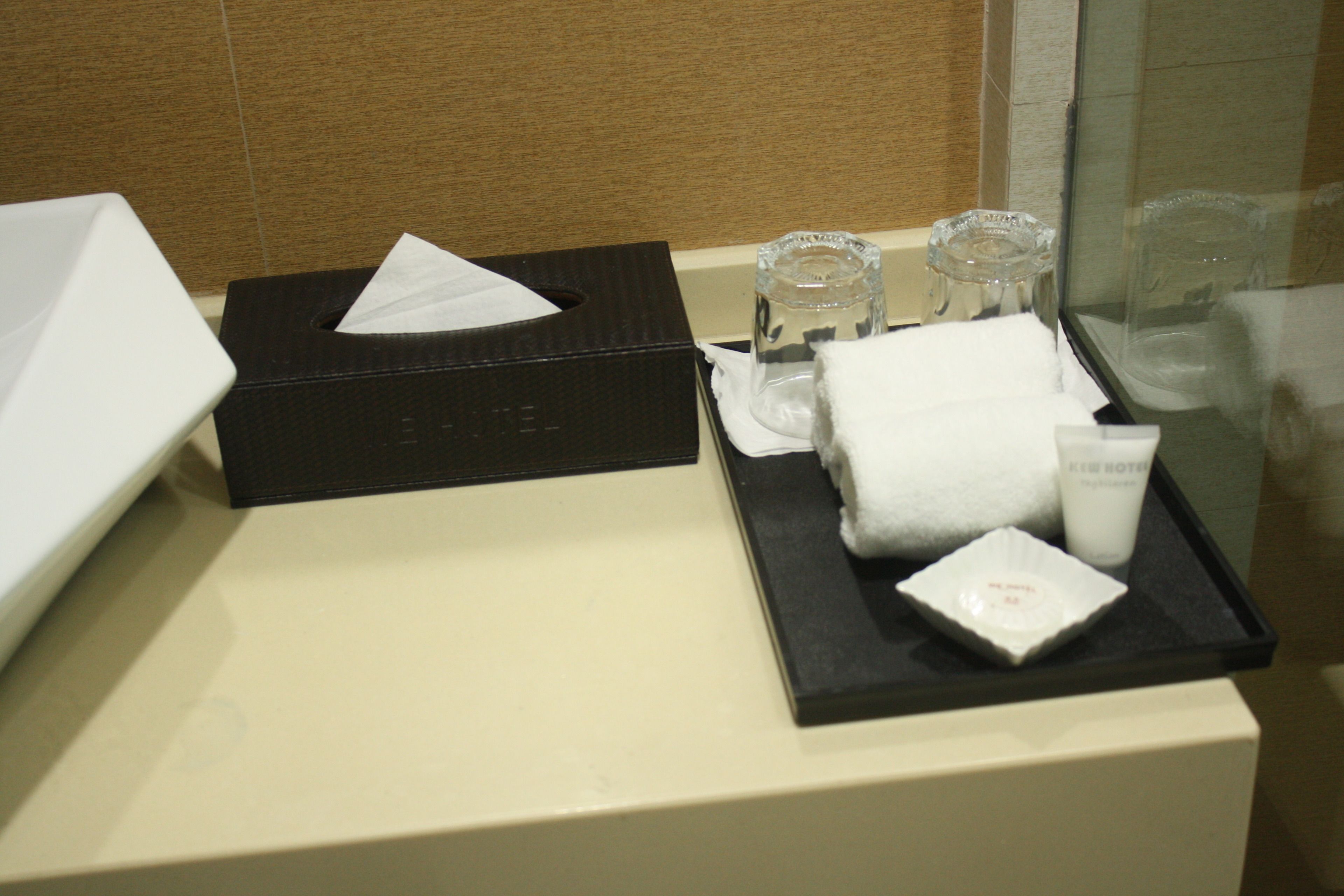 standard twin room | bathroom amenities | shower, free toiletries, hair dryer, slippers