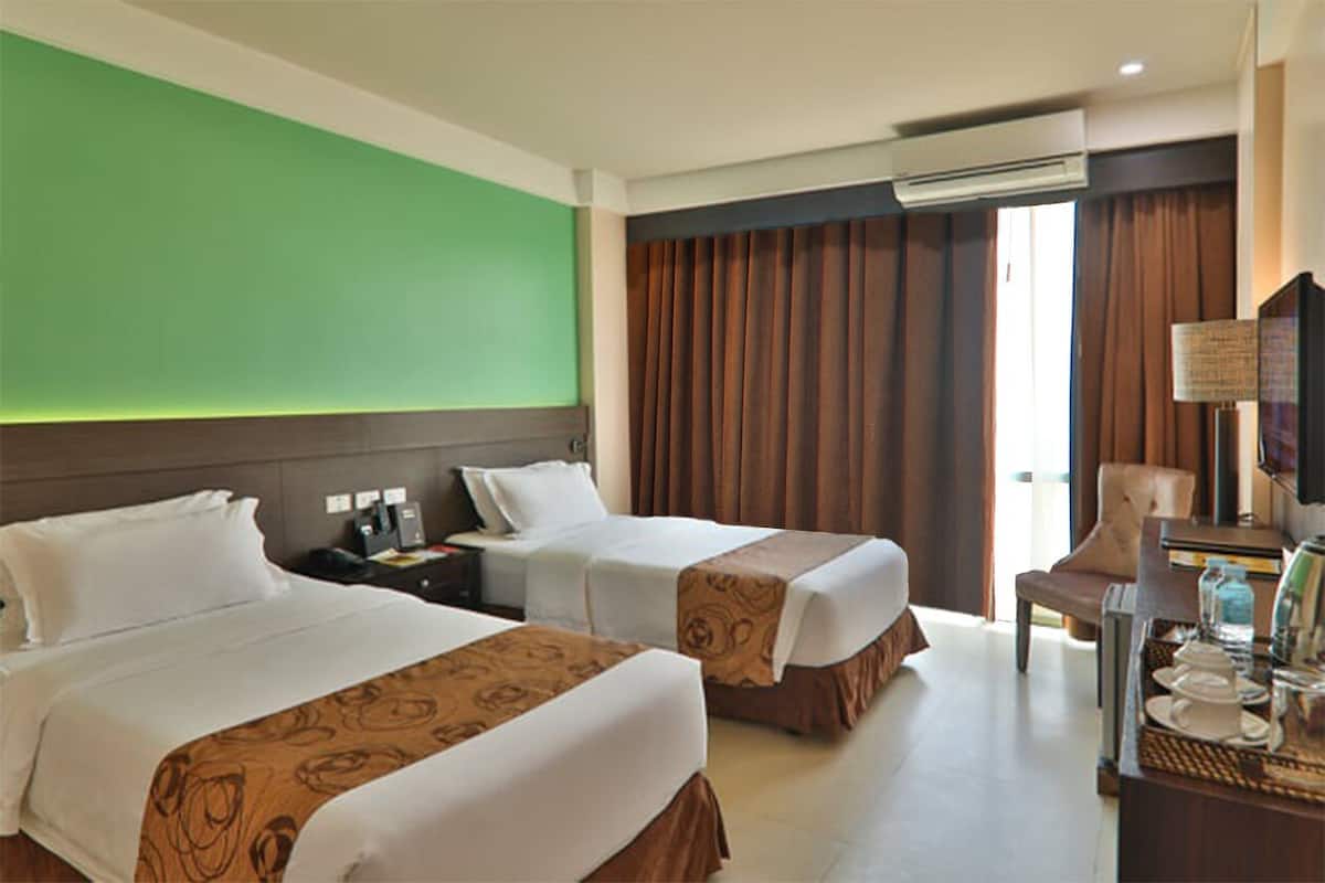 Standard Twin Room | 1 bedroom, minibar, in-room safe, desk