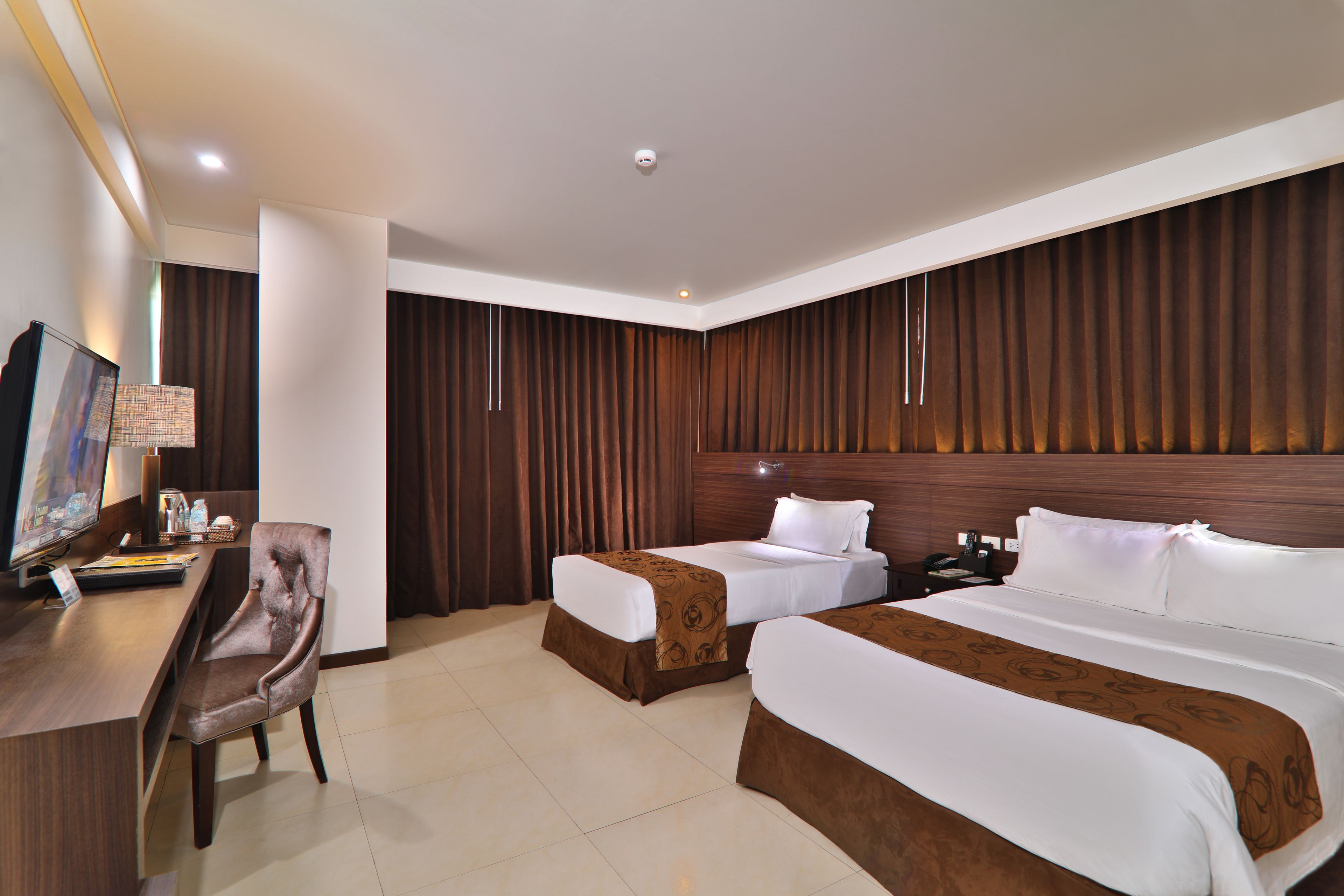 deluxe corner room | 1 bedroom, minibar, in-room safe, desk