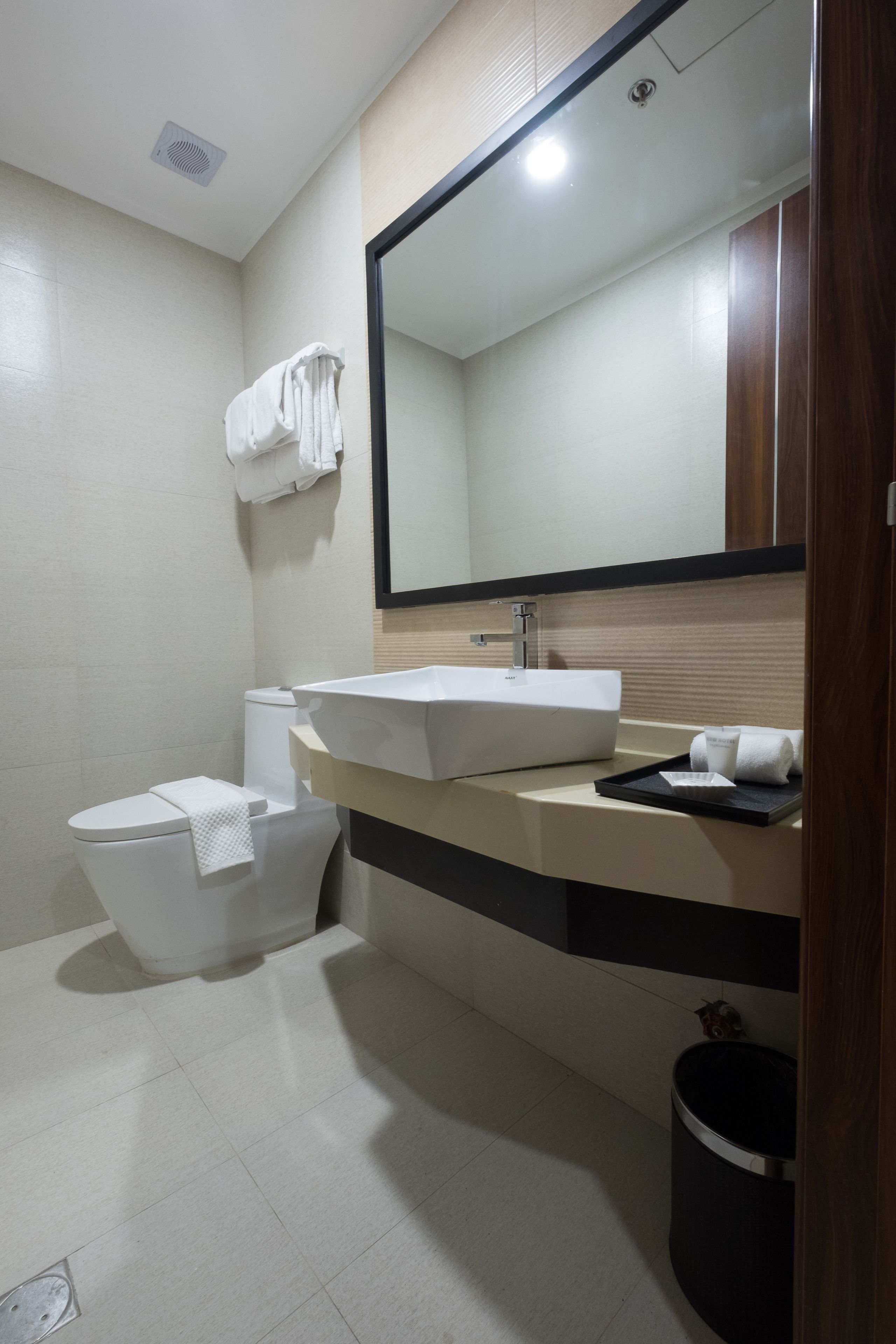 standard double room | bathroom | shower, free toiletries, hair dryer, slippers
