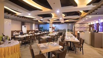 2 restaurants servant le petit déjeuner, le déjeuner et le dîner