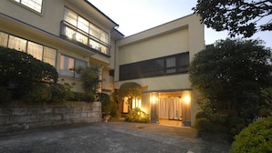 A modern building with a courtyard, featuring a well-maintained garden and a welcoming entrance. - Gorakan (Hakone)
