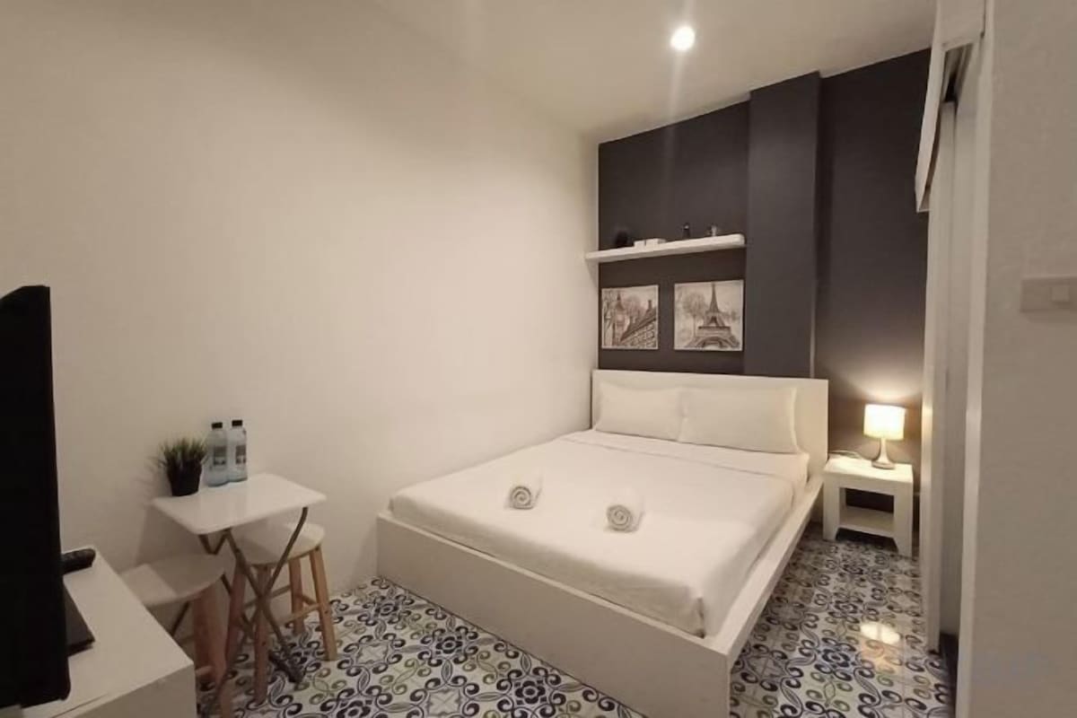 WiFi (free), bed sheets
