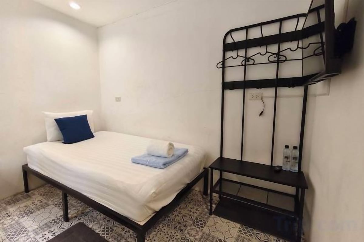 WiFi (free), bed sheets