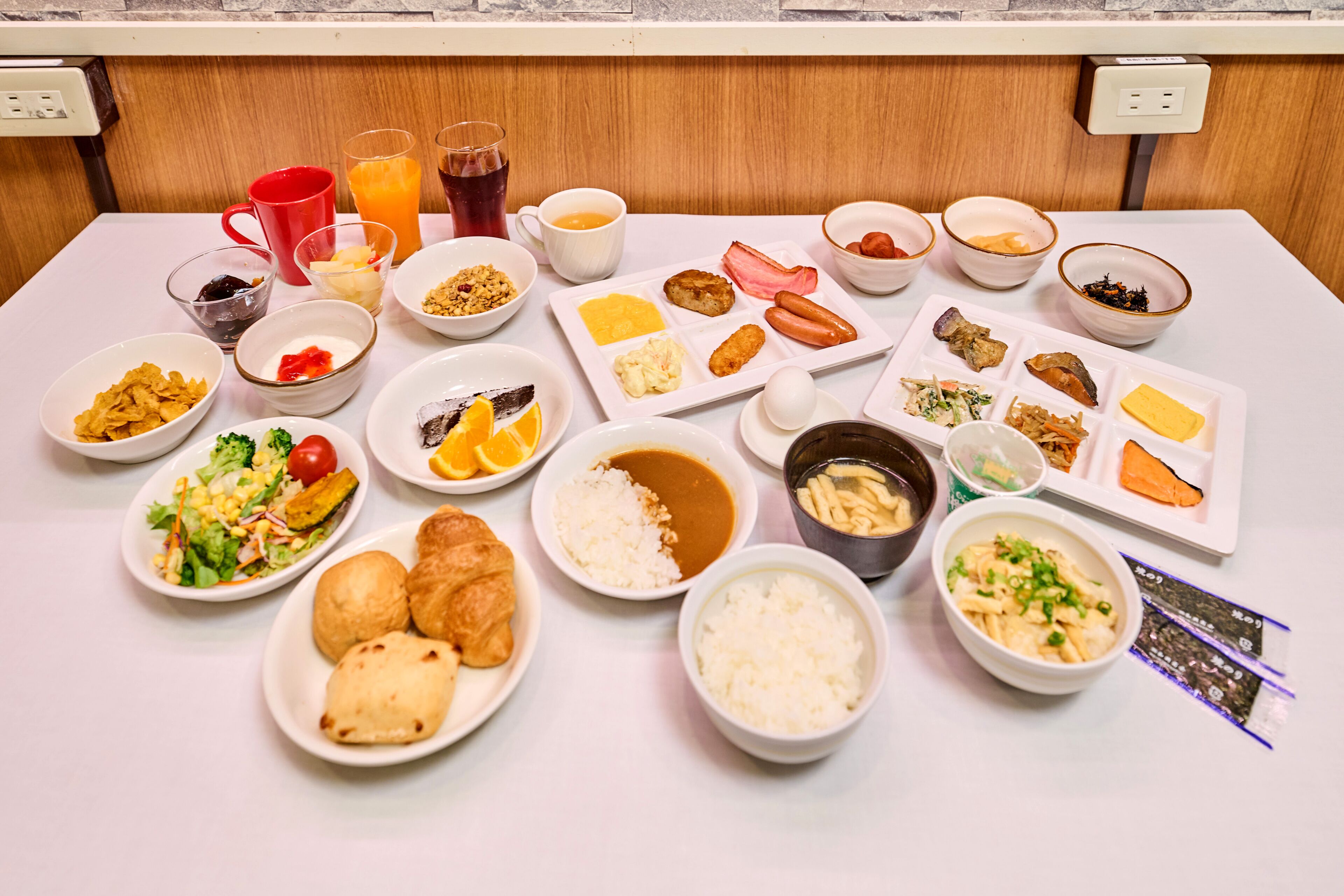Un buffet de petit-déjeuner proposant une variété de plats et de boissons.