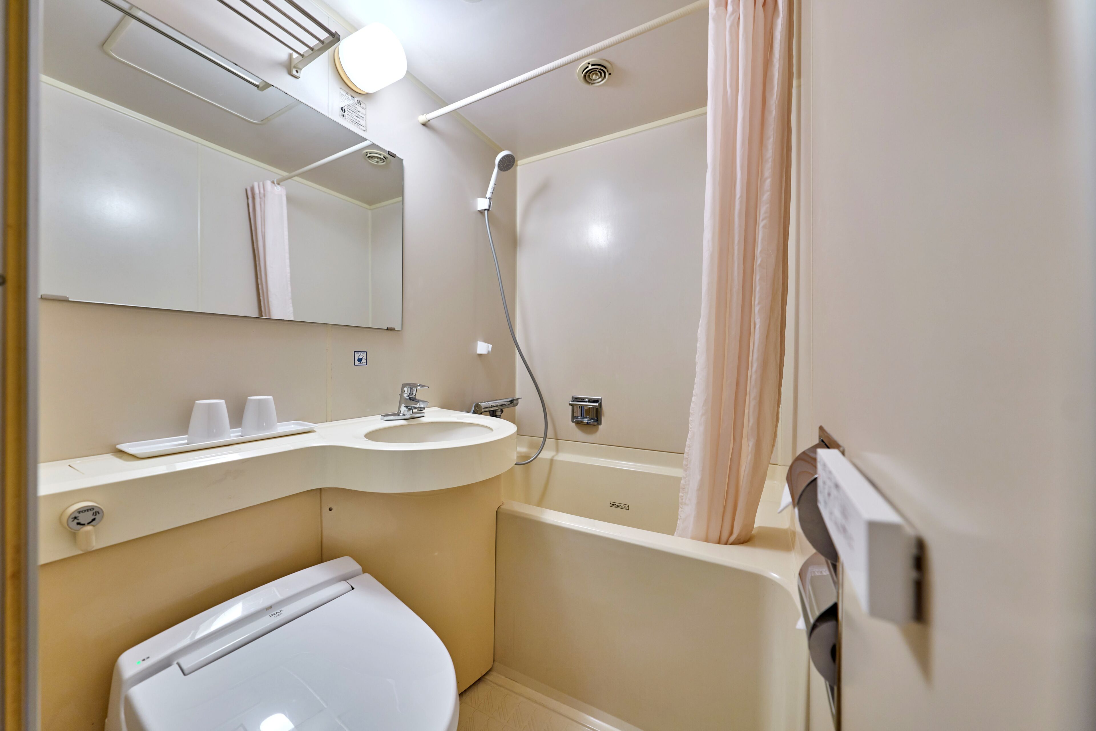 Combined shower/bathtub, free toiletries, hair dryer, bathrobes
