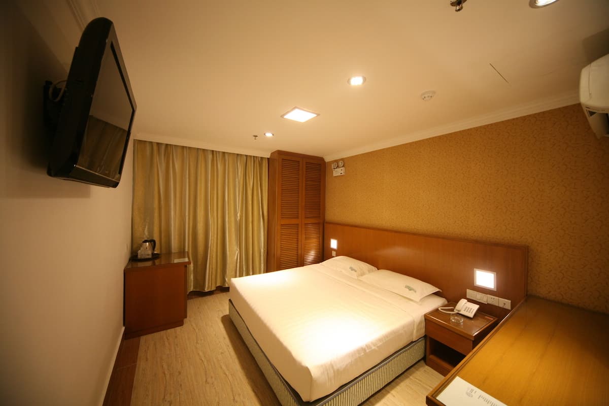 Deluxe King | Minibar, in-room safe, desk, free WiFi