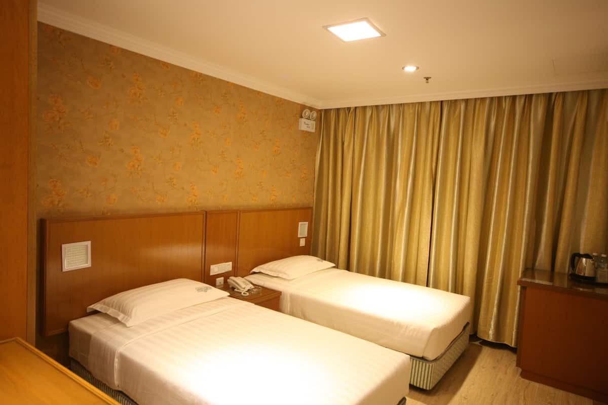 Deluxe Twin | Minibar, in-room safe, desk, free WiFi