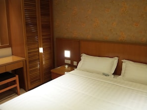 Habitación Deluxe, 1 cama de matrimonio grande | Minibar, caja fuerte, escritorio y wifi gratis