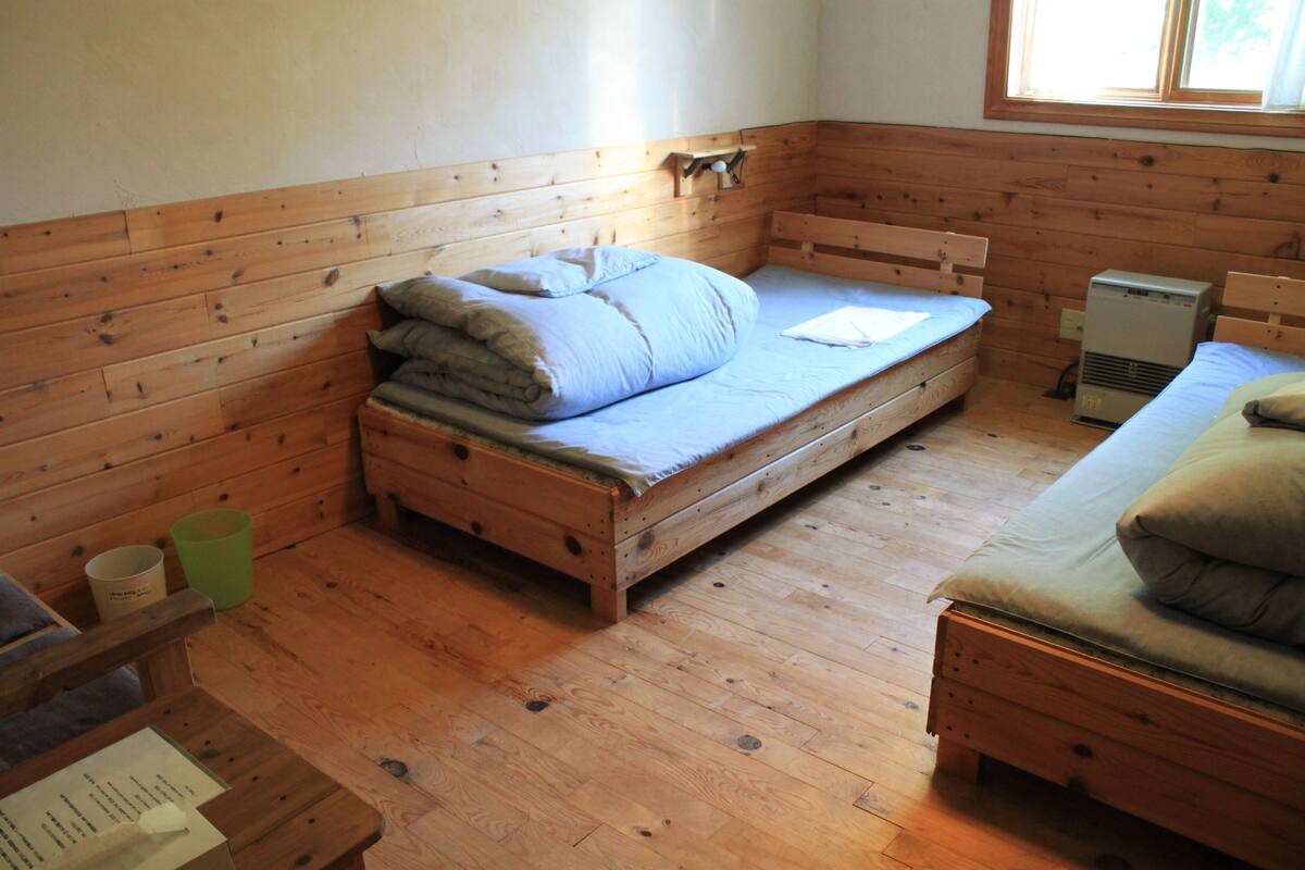 Standard Twin Room, 2 Single Beds, Non Smoking, Shared Bathroom