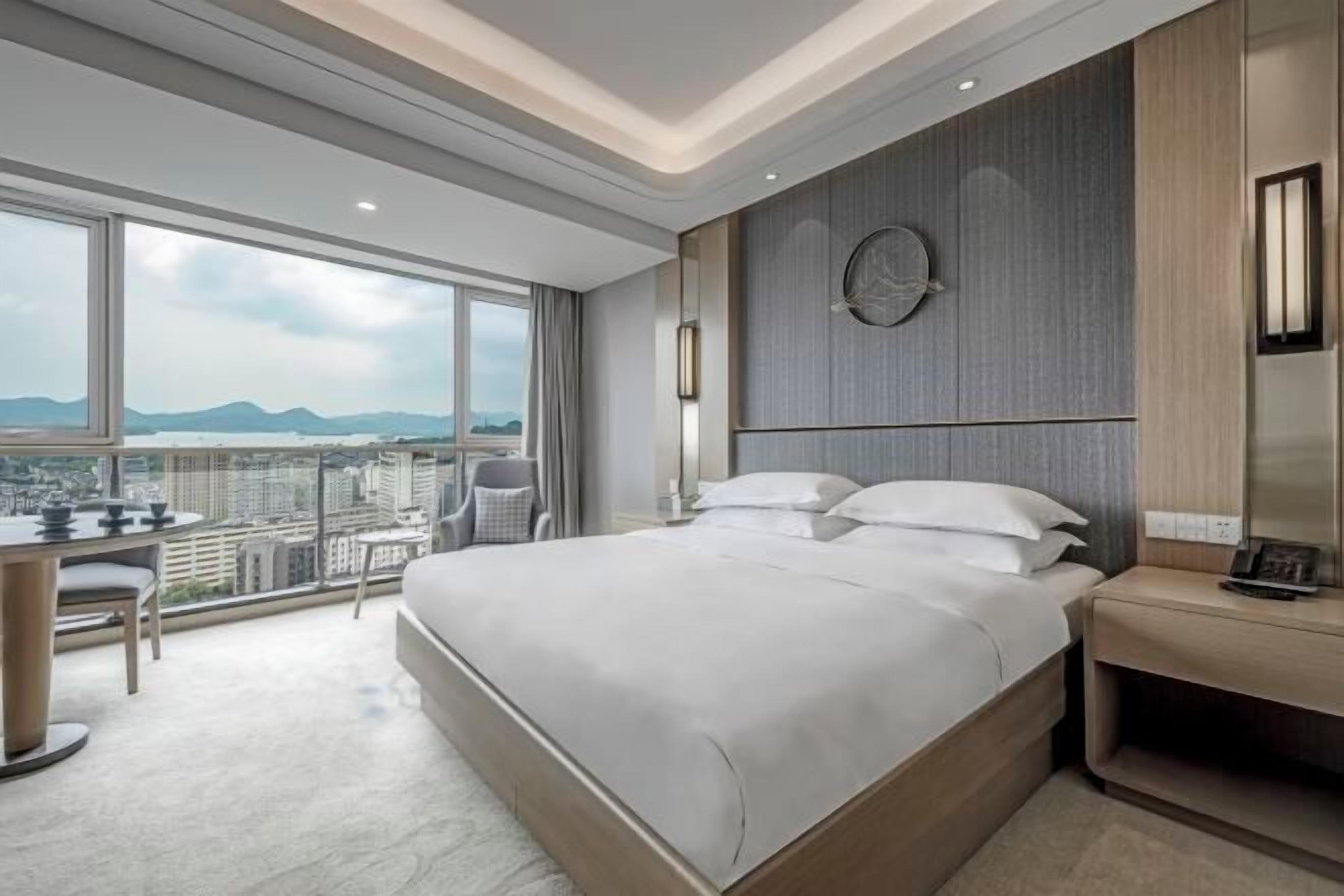 高档床上用品、羽绒被、迷你吧、客房内保险箱