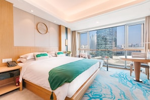 Ropa de cama de alta calidad, cubrecamas y minibar 