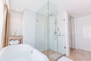 Executive King Room | Premium bedding, down comforters, minibar, in-room safe