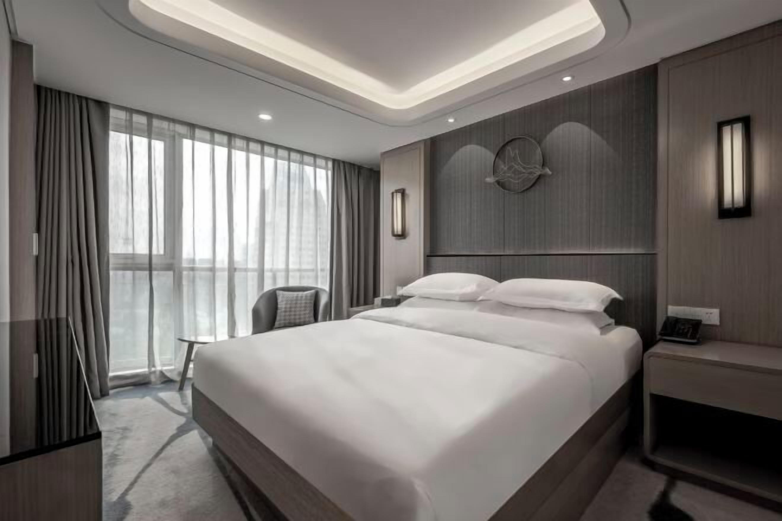 高档床上用品、羽绒被、迷你吧、客房内保险箱