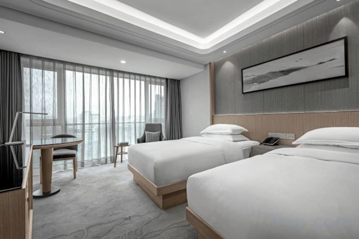 Premium bedding, down comforters, minibar, in-room safe