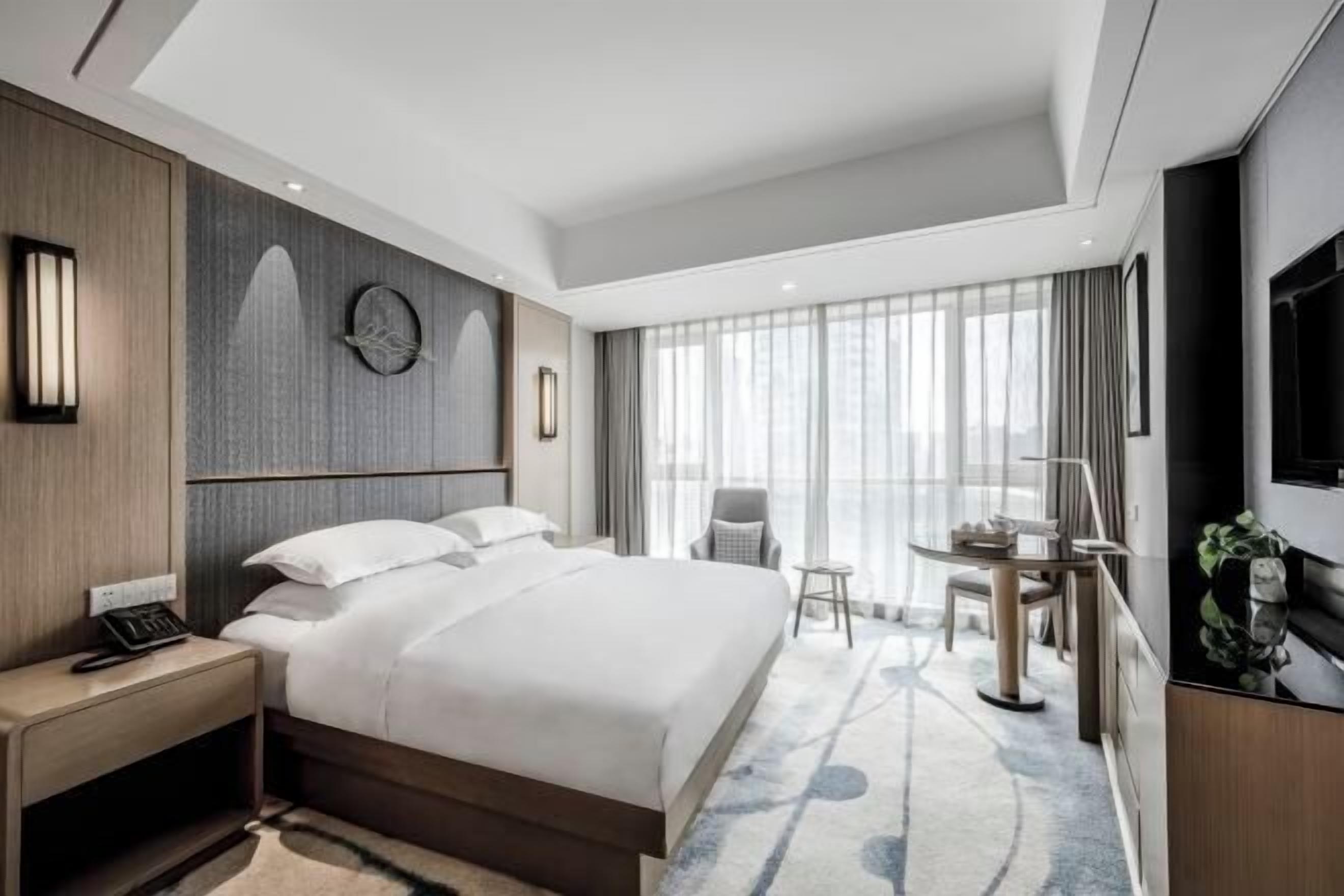 高档床上用品、羽绒被、迷你吧、客房内保险箱