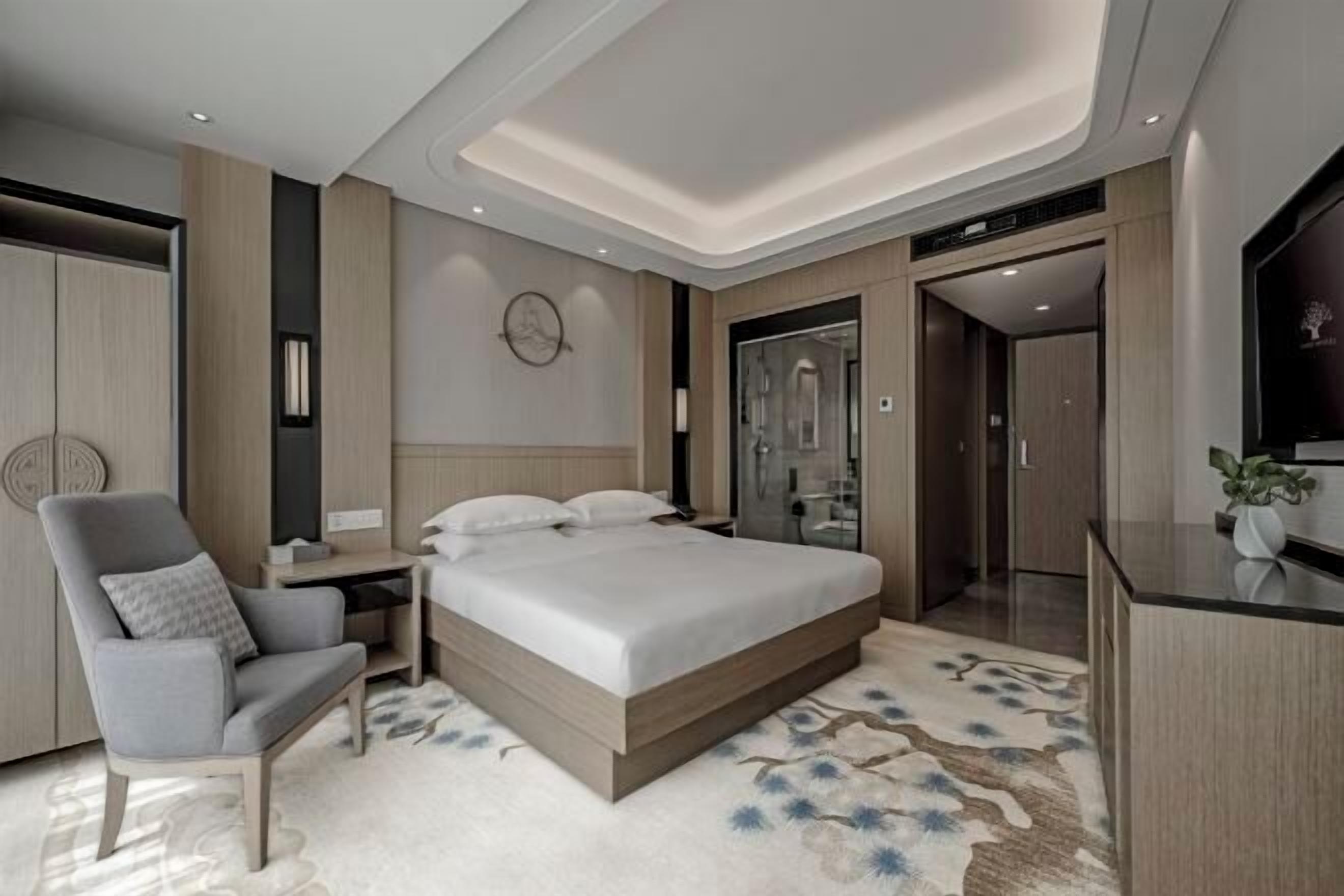 高档床上用品、羽绒被、迷你吧、客房内保险箱