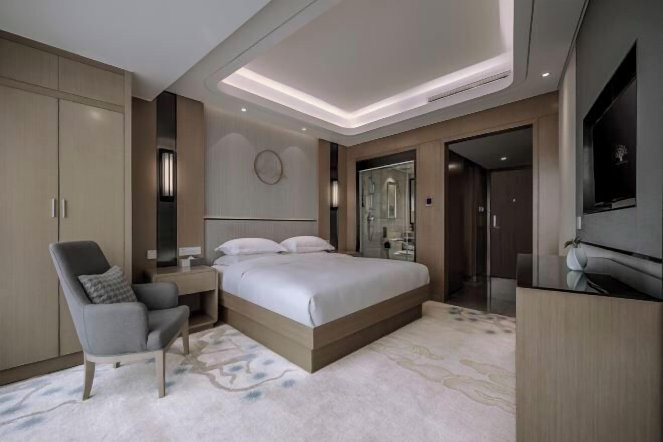 高档床上用品、羽绒被、迷你吧、客房内保险箱