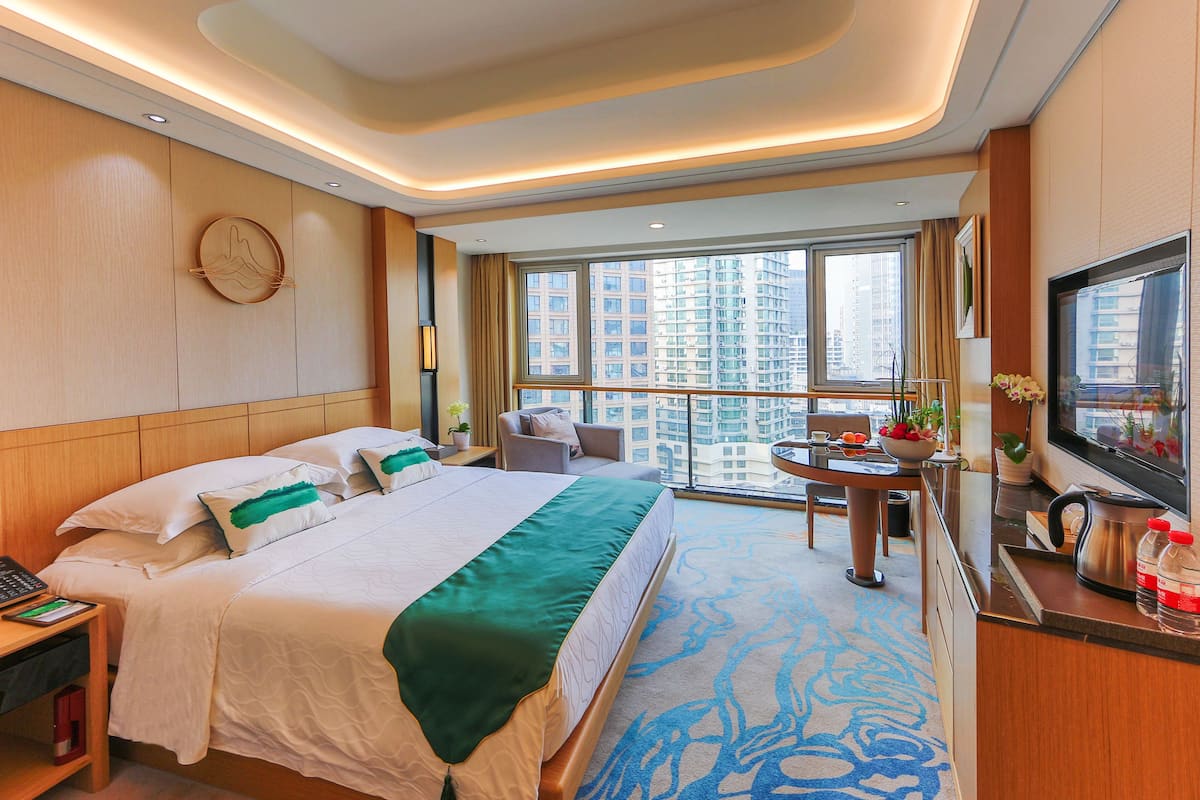 Habitación empresarial | Ropa de cama de alta calidad, edredón y minibar