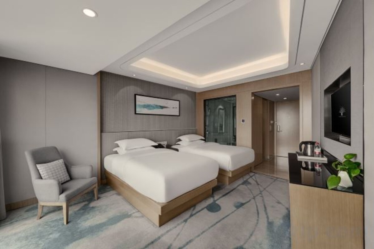 Premium bedding, down comforters, minibar, in-room safe