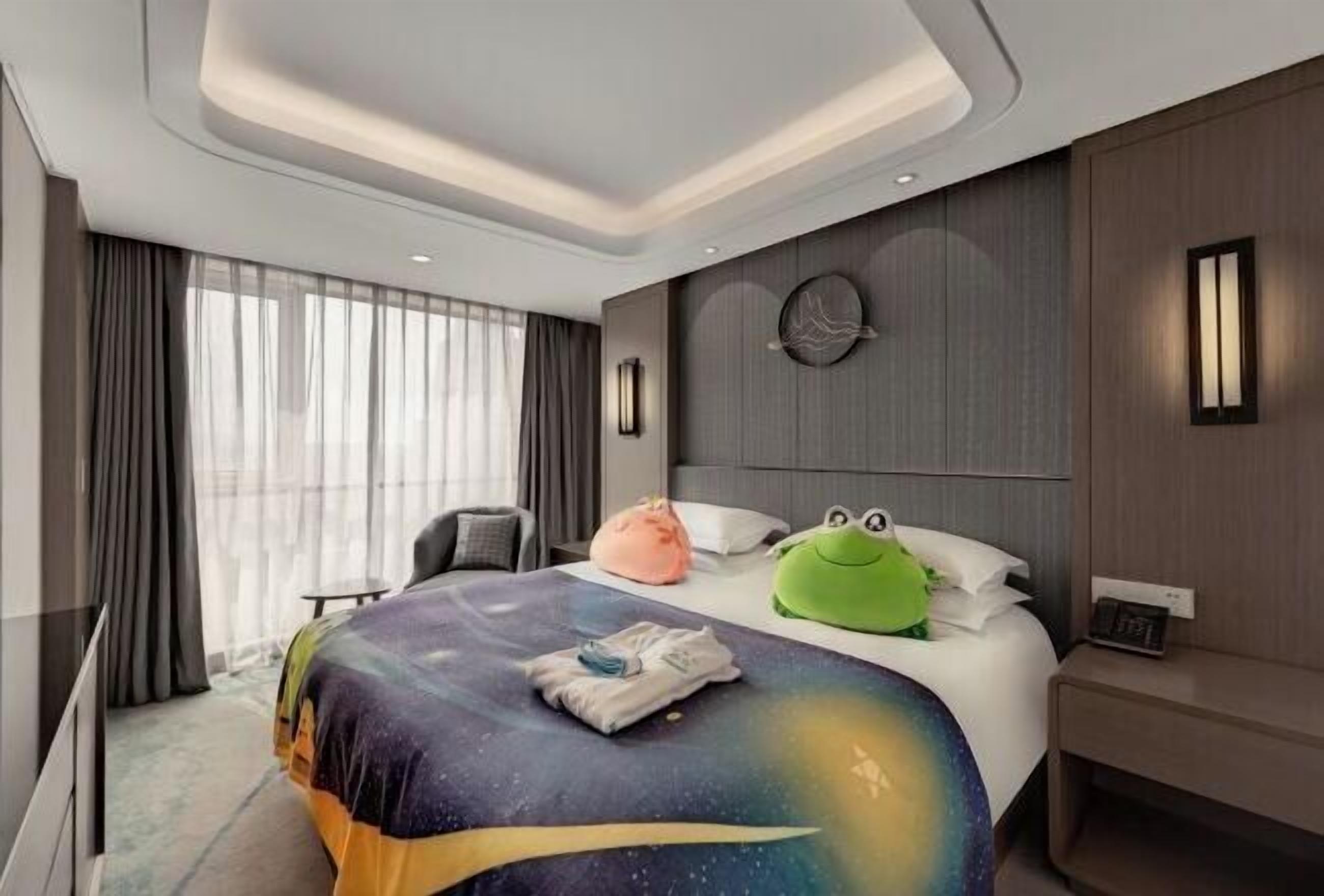 高档床上用品、羽绒被、迷你吧、客房内保险箱