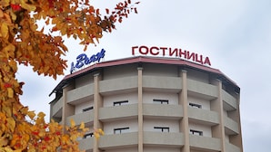 A multi-story hotel with a sign reading "Гостиница" on top. - Voyage Hotel (Minsk)