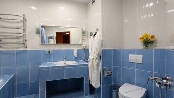 Suite | Desk, cots/infant beds, rollaway beds, free WiFi