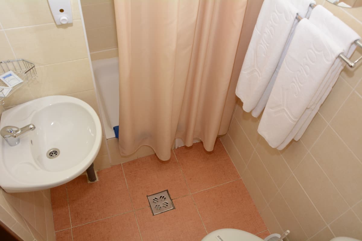 Standard-Doppelzimmer | Badezimmer | Dusche, kostenlose Toilettenartikel, Haartrockner, Handtücher