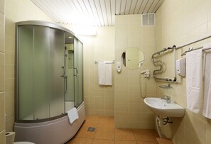 Quarto casal superior, sacada | Escrivaninha, berços (sobretaxa), camas extras/dobráveis (sobretaxa)