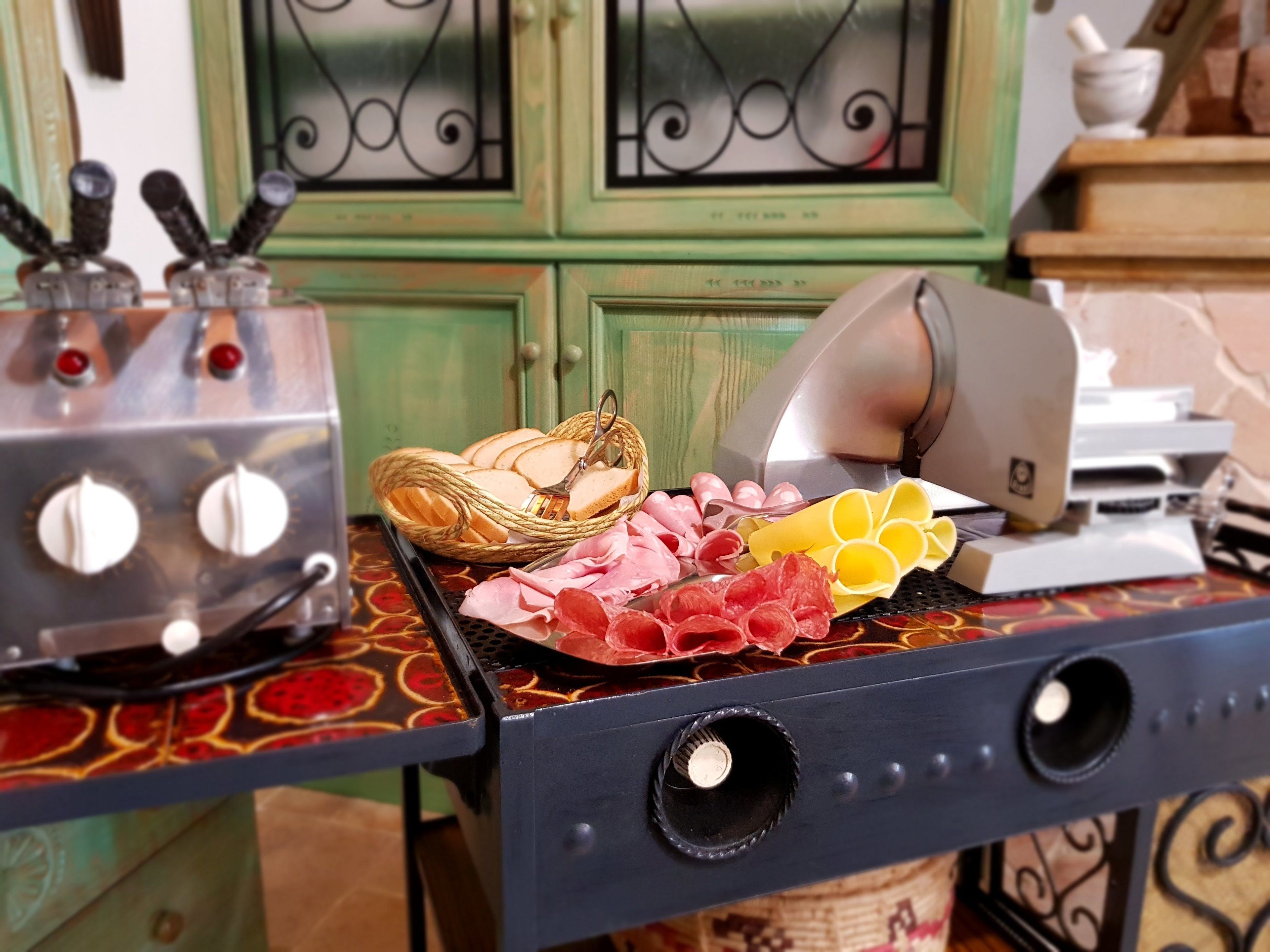 Une table avec un gril, un panier de pain et différentes sortes de viande.