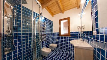 Standard Triple Room, Private Bathroom, Garden View | Bathroom | Shower, free toiletries, hair dryer, bidet