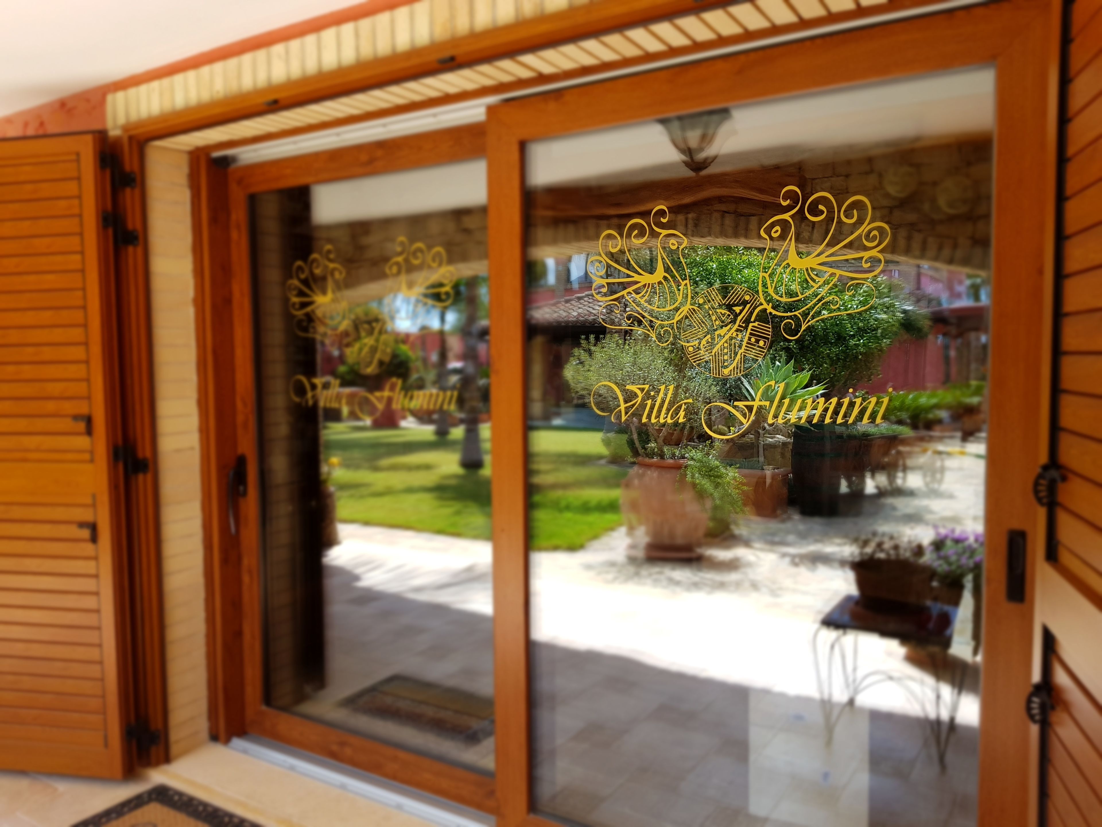 Una puerta corredera de madera con un panel de vidrio.