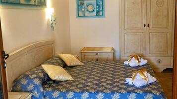 Standard-Dreibettzimmer, eigenes Bad, Gartenblick | Daunenbettdecken, Minibar, Zimmersafe, Schreibtisch