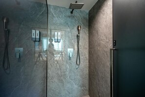 Shower - Tokai Hotel (Guangzhou)