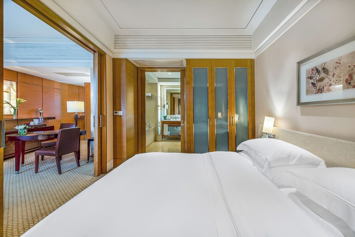 Een minibar, een kluis op de kamer, een bureau, verduisterende gordijnen