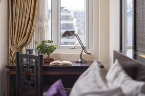 Kahden hengen deluxe-huone | Minibaari, tallelokero huoneessa, työpöytä, pimennysverhot