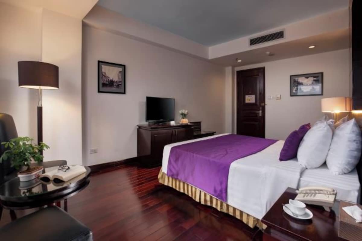 Frigobar, cofres nos quartos, escrivaninha, cortinas blackout