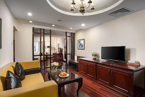 Junior-svíta | Baðherbergi | Snyrtivörur án endurgjalds, hárblásari, inniskór, handklæði