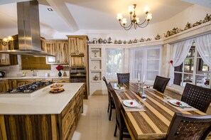 Suite de lujo, 5 habitaciones | Servicio de comidas en la habitación