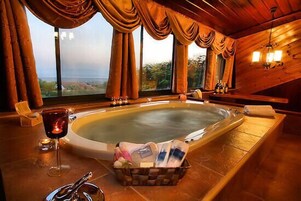 Deluxe Suite, 3 Bedrooms | Jetted tub