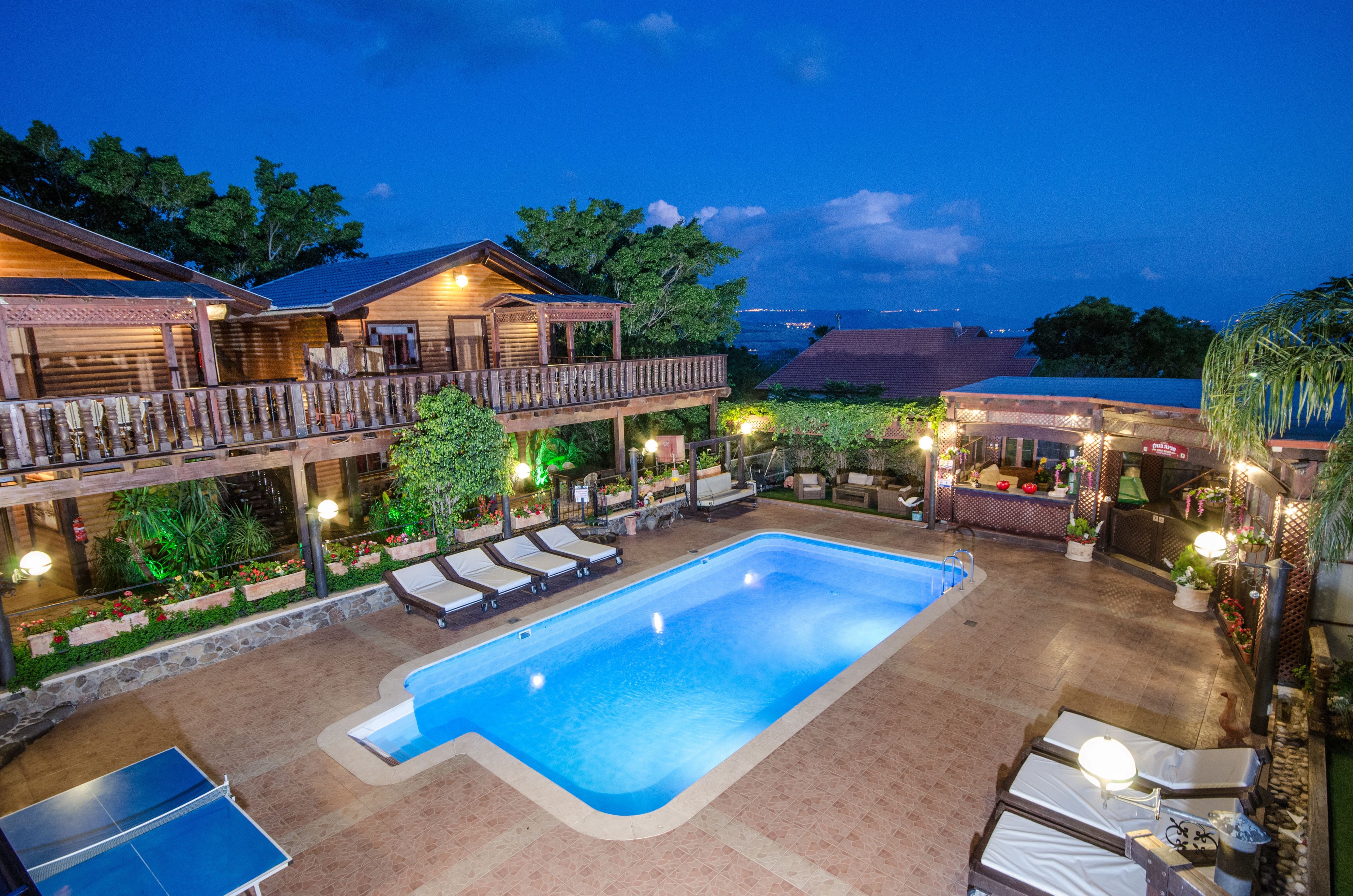 حمّام سباحة خارجي، مظلات على حمّام السباحة، مقاعد للتشمس