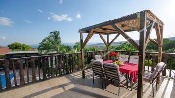 Deluxe suite, 3 slaapkamers | Terras