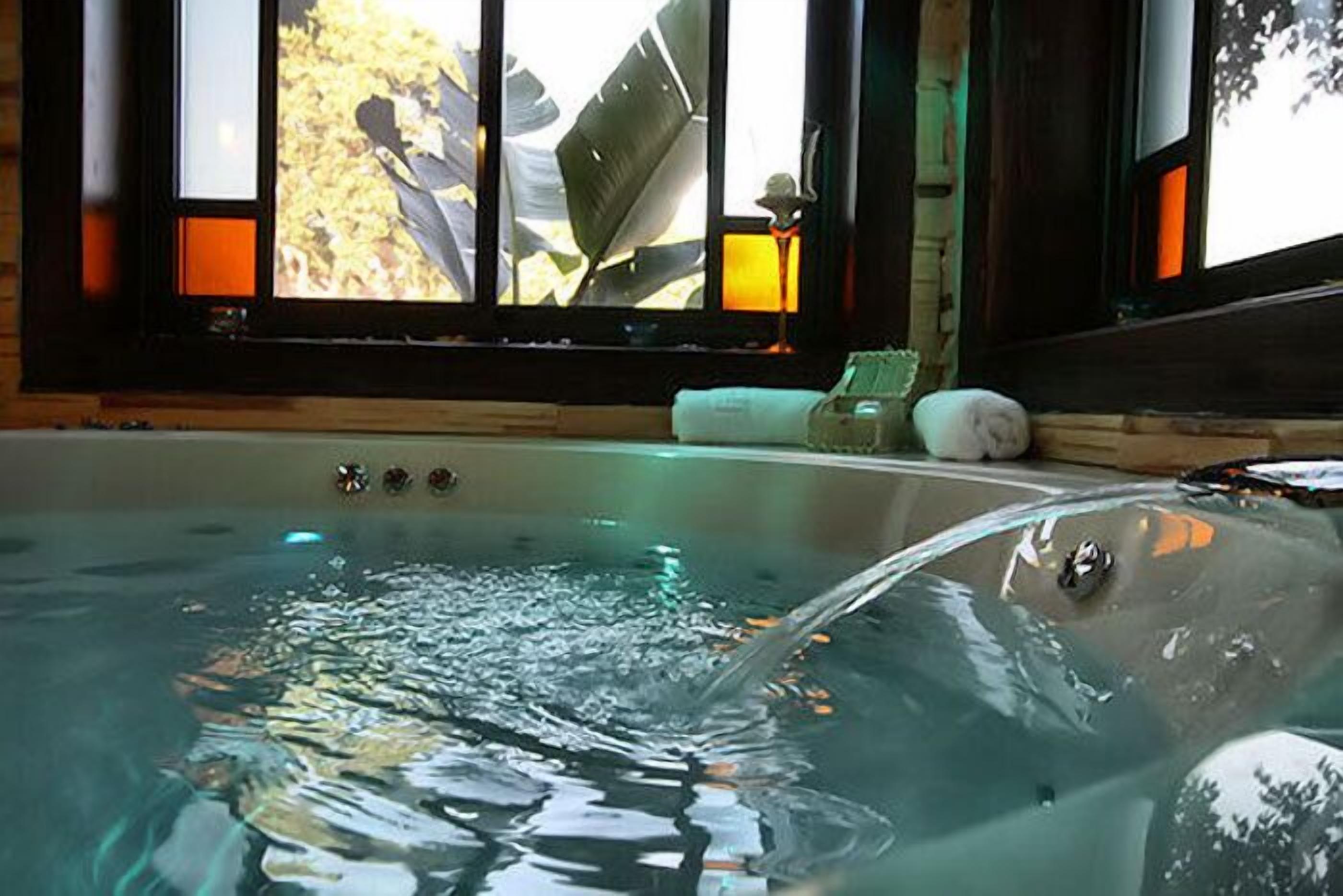 Bồn tắm spa trong nhà