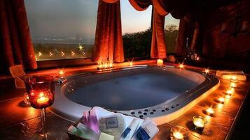 Deluxe-Suite, 3 Schlafzimmer | Whirlwanne
