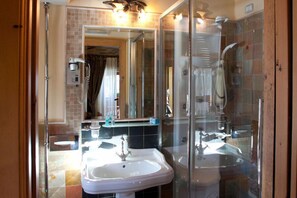 Quarto casal superior | Banheiro | Chuveiro, produtos de toalete grátis, secador de cabelo, chinelos