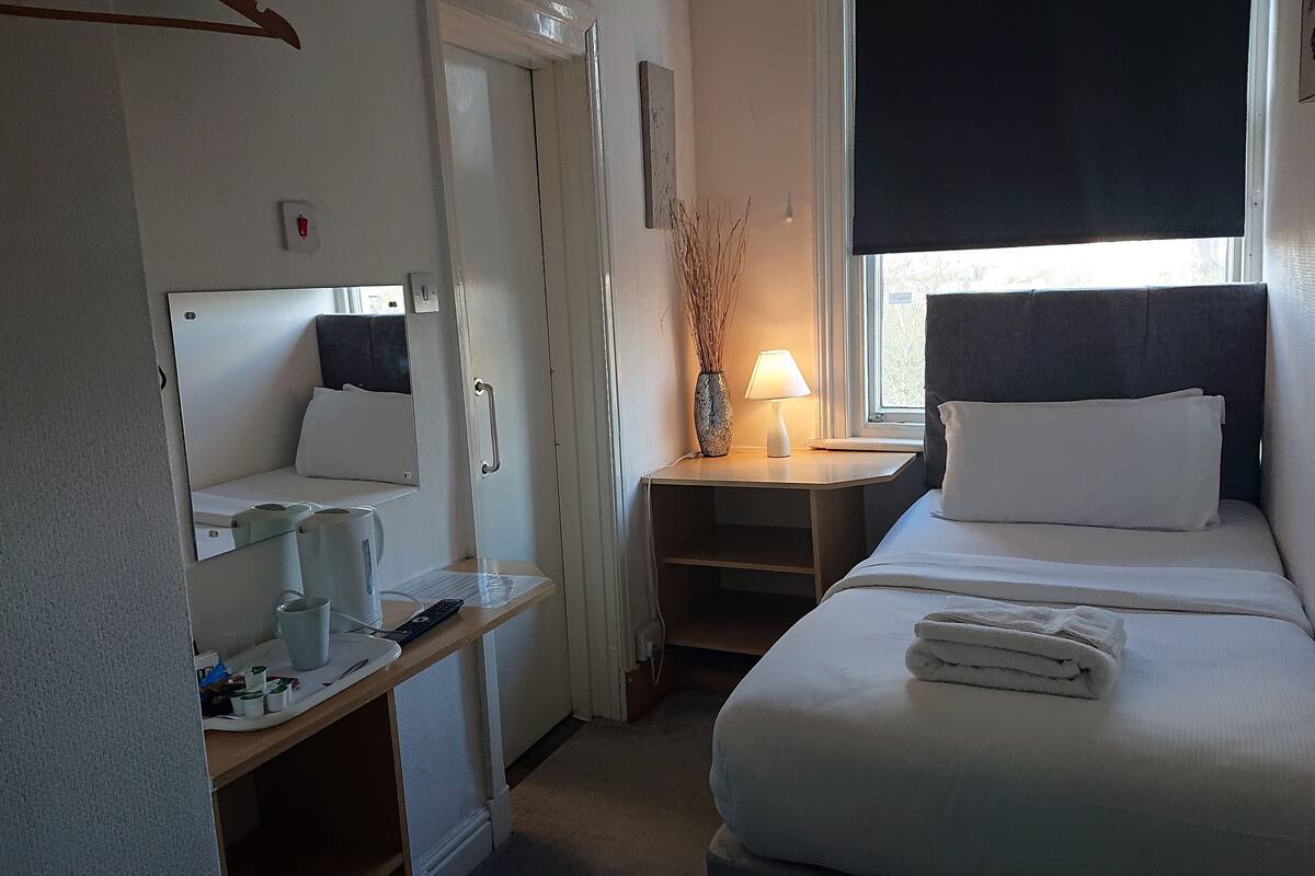 Single Room | WiFi (free), bed sheets