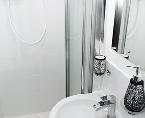 Perhehuone (Standard for 3) | Kylpyhuone | Ilmaiset hygieniatuotteet, hiustenkuivaaja, pyyhkeet
