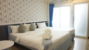 Minibar, caja de seguridad en la habitación y escritorio 