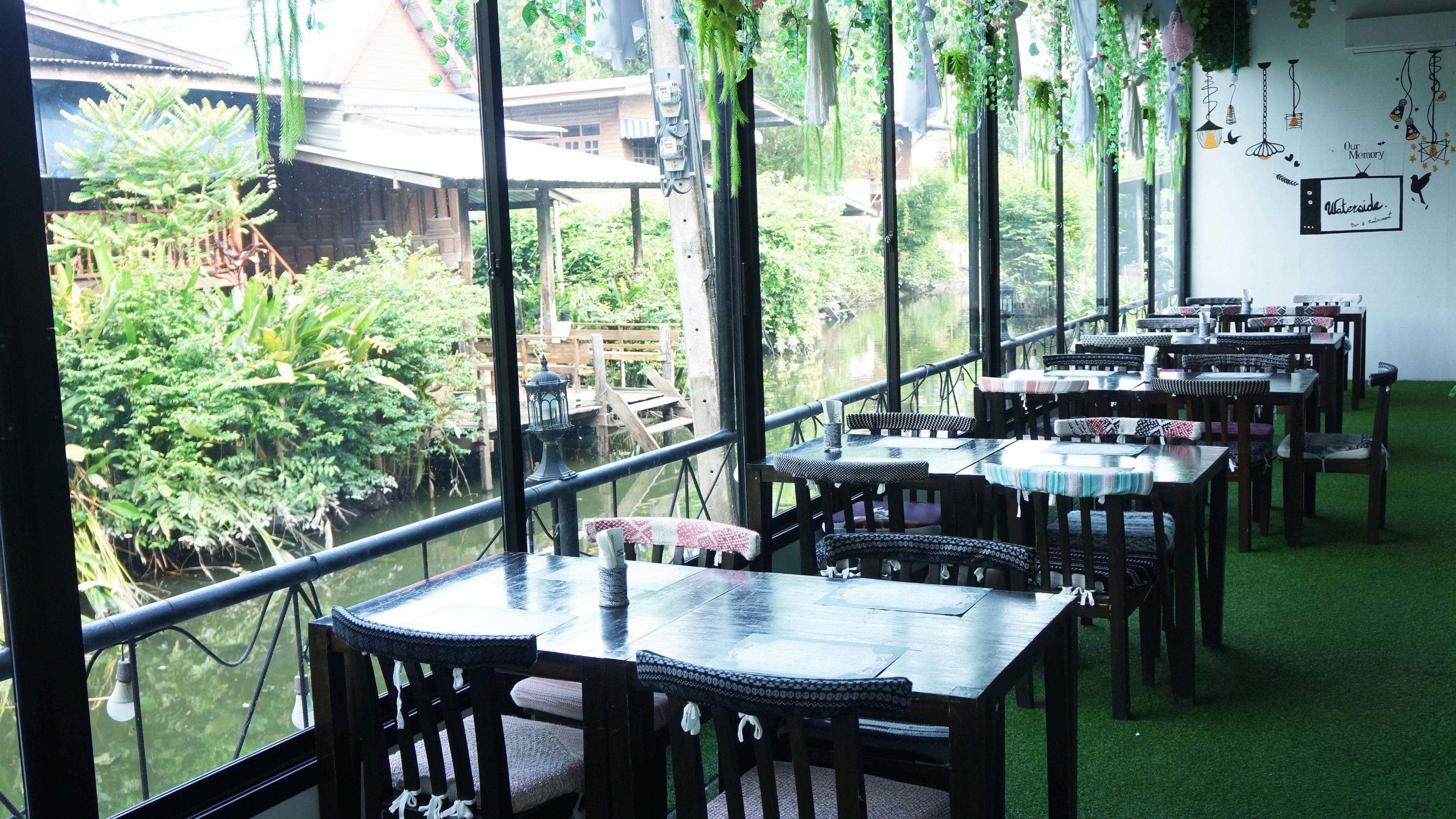 Breakfast, lunch, dinner served; international cuisine 